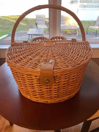 Nice picnic basket, fancy and attractive! 2