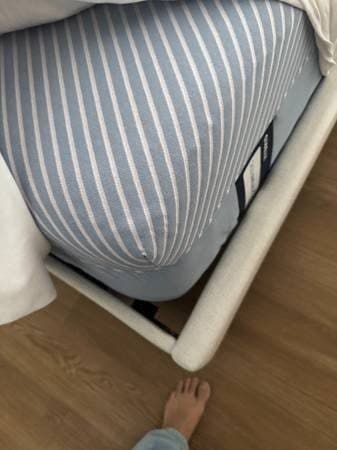 Selling a Sealy Posturepedic Hybrid Medium mattress in Queen size, pur 1