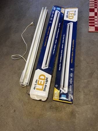 4 ft long LED/flueroscent shop lights 1