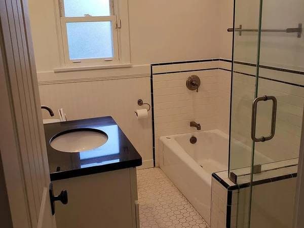 Beautifully updated and renovated 3 equally-sized bedroom Reinier Park 1