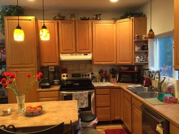 FURNISHED & AIR CONDITIONED BEDROOM IN UPSCALE HOME 1