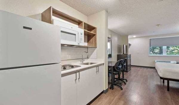 Furnished Studio- Near Coral Gables 3