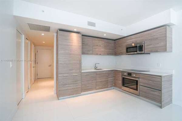 1 Bedroom 1 Bath SLS Brickell Great Views and Balcony 3