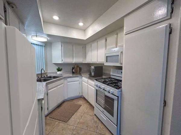 Cozy 2 BR-Hillside Charm, Central A/C, Steps from Dining 1