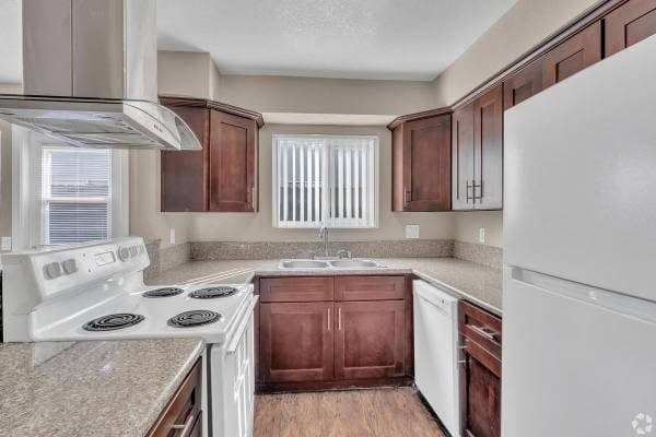 Exclusive 2 BR Oasis | Air Conditioning, Covered Parking 3