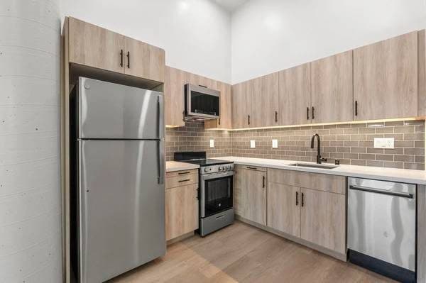 Don't let this one get away! 2 BR, 2 BA. Prime Emeryville location 2
