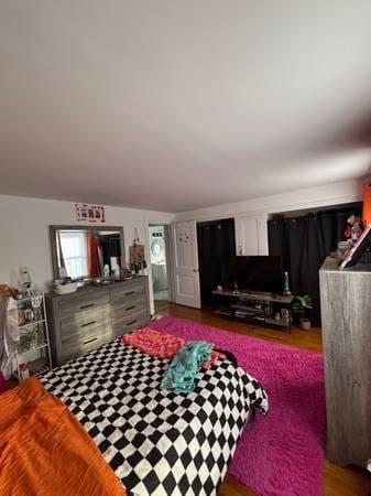 Female Roommate wanted - Room and Office available in house 3