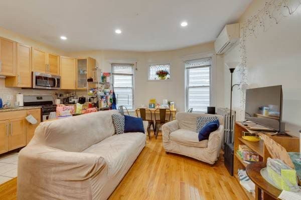 Furnished room in 4bed/2baths with other Grad Students 9/1 NO FEE 2