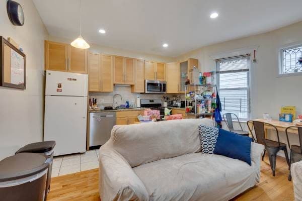 Furnished room in 4bed/2baths with other Grad Students 9/1 NO FEE 3