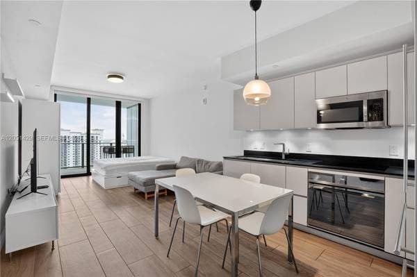 21ST-FLOOR MIDTOWN LUXURY: Unobstructed Bay & Skyline Views 1