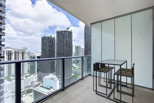 21ST-FLOOR MIDTOWN LUXURY: Unobstructed Bay & Skyline Views 2