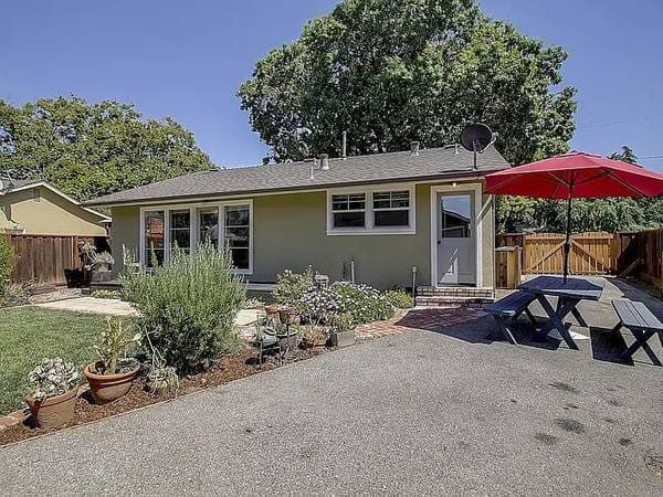 FURNISHED 2 BEDROOM ALL UTILITES INCLUDED! 1