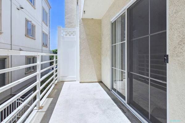 Virtual Tour | 2 Bedroom TH in West Los Angeles | SS Appliances 2
