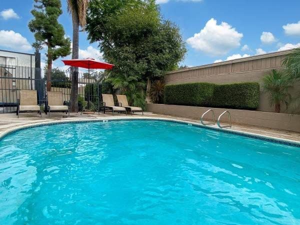 2 BR Townhome Retreat! Private Garage & Pool - Rare Opportunity 1