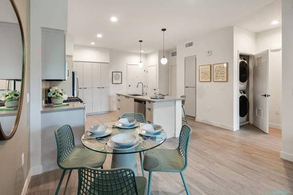 Modern 1 Bedroom + Den in Inglewood * Washer and Dryer * Tile Flooring 2
