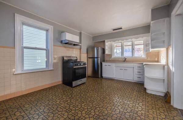 FURNISHED 3 BEDROOM ALL UTILITES INCLUDED! 2