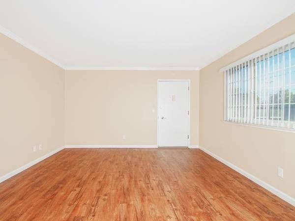 Updated top floor w/stainless steel & parking! Centrally located! 2