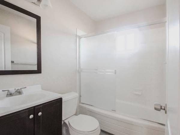 Updated top floor w/stainless steel & parking! Centrally located! 3