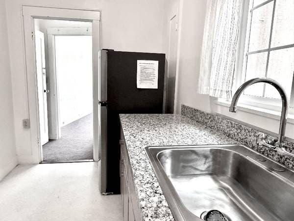 Centrally-located Berkeley studio in clean secure building. All utilit 4