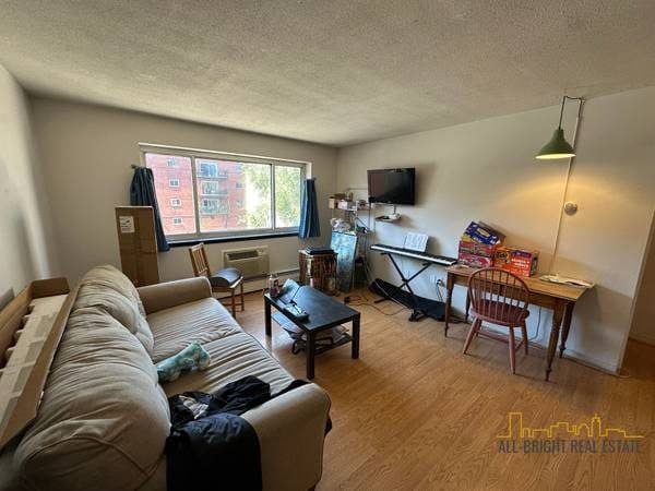 2 BED W A POOL - LAUNDRY - SEPT 1 - HT/HW INCLUDED - BRIGHTON NEAR T 1