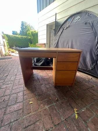 Free desk with drawers 1