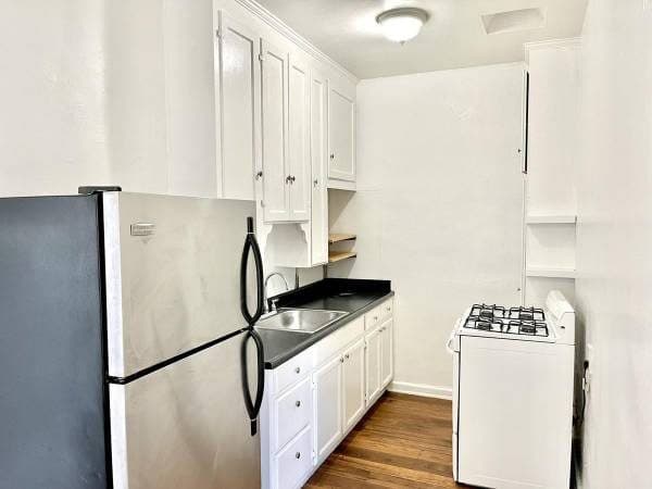 OPEN HOUSE TODAY! Cool Studio, Bright  Ready for Move-in! 3