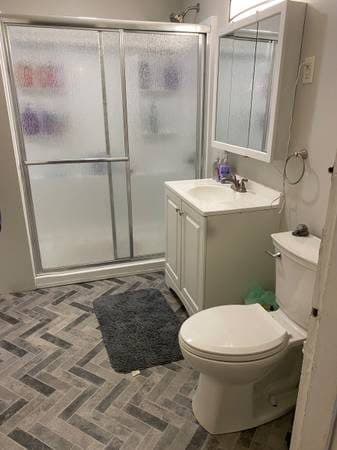 2 bedrooms available in a 5 bedroom apartment 3