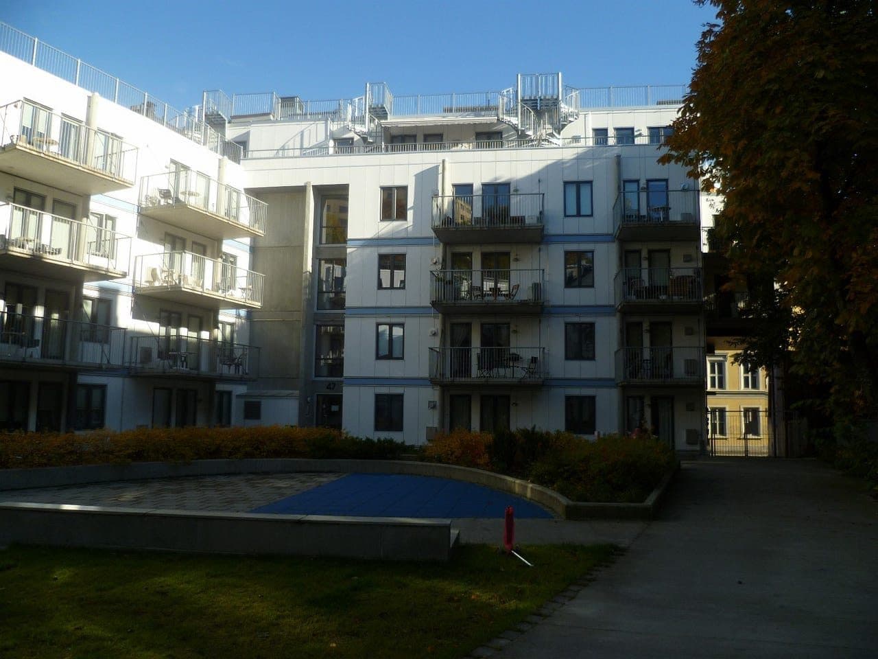 Stor 3 roms moderne leilighet i flotte omgivelse, med oppvarming v,vann og internet inkl og møblert. 3
