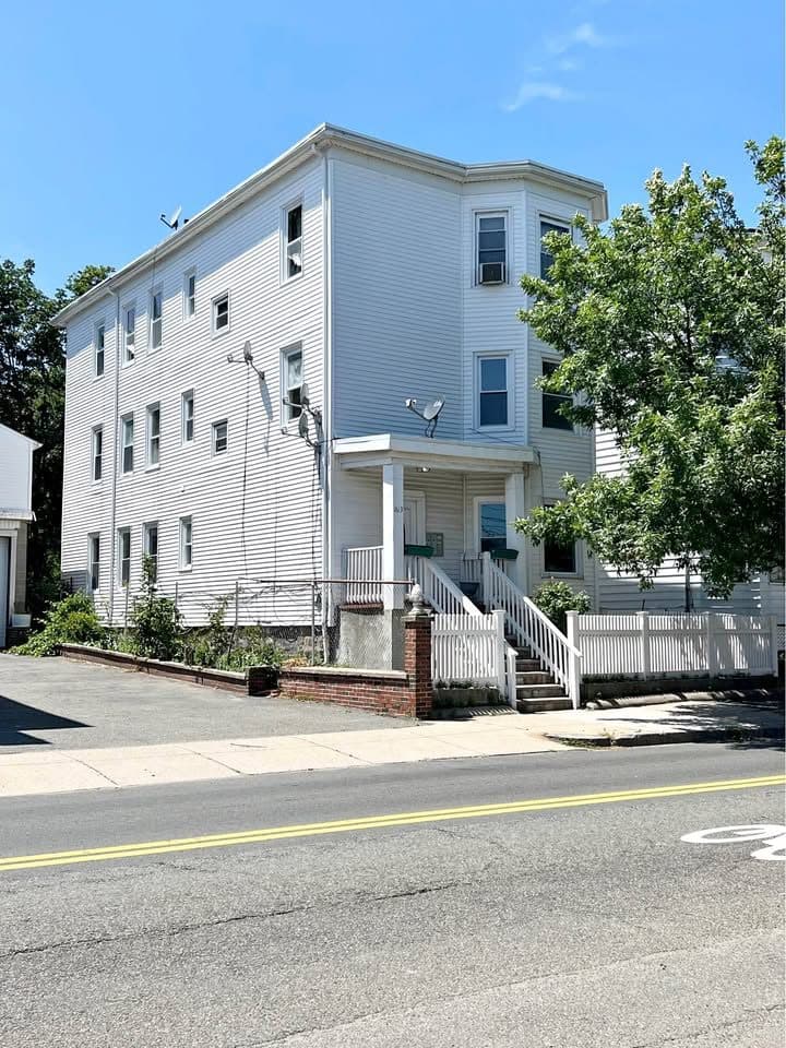 3 Beds 1 Bath - Apartment 1