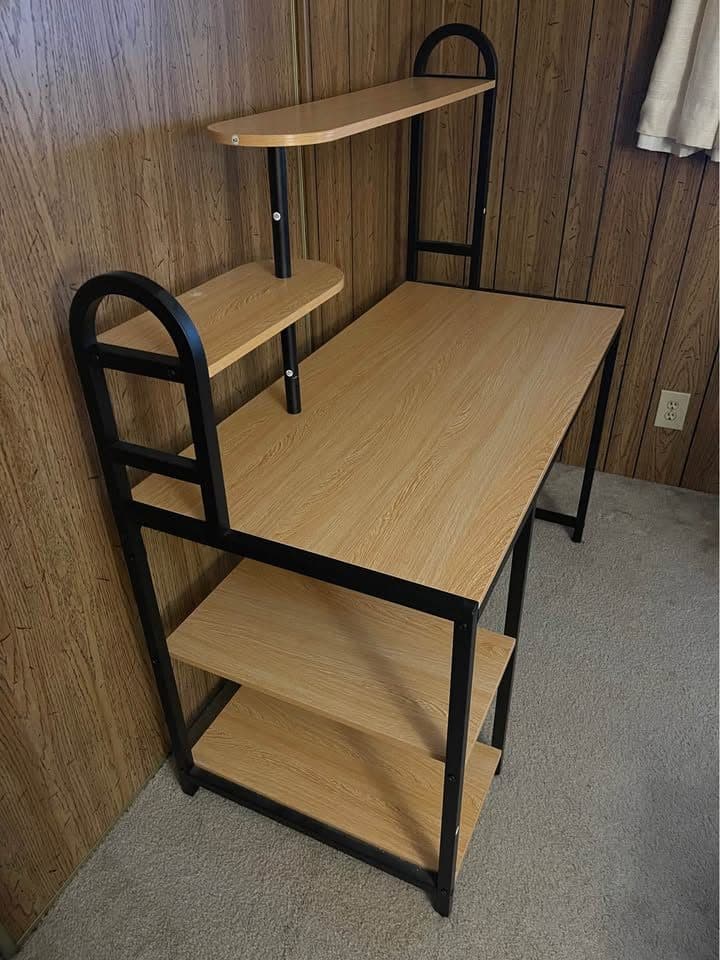 Desk with shelves 2