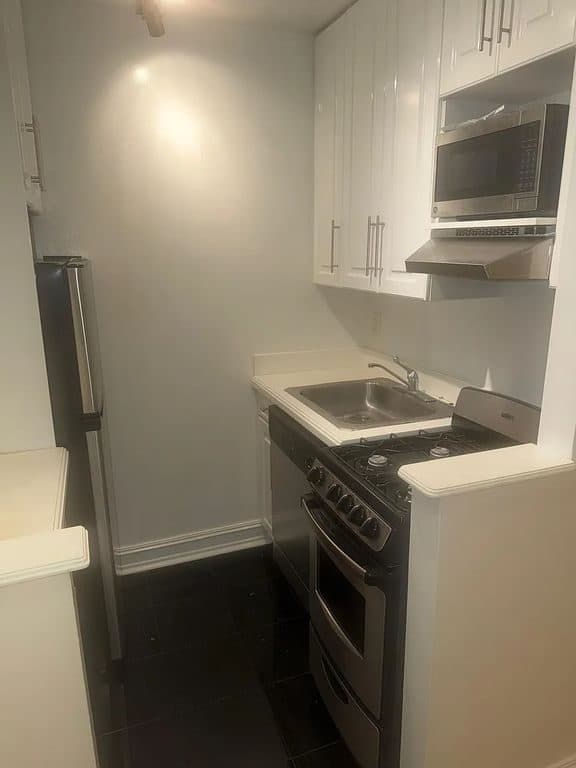 Studio for rent — 148 W 68th St, New York 1