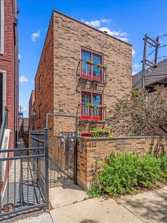 2 BR for rent — 832 W Barry Ave #2, Chicago 1