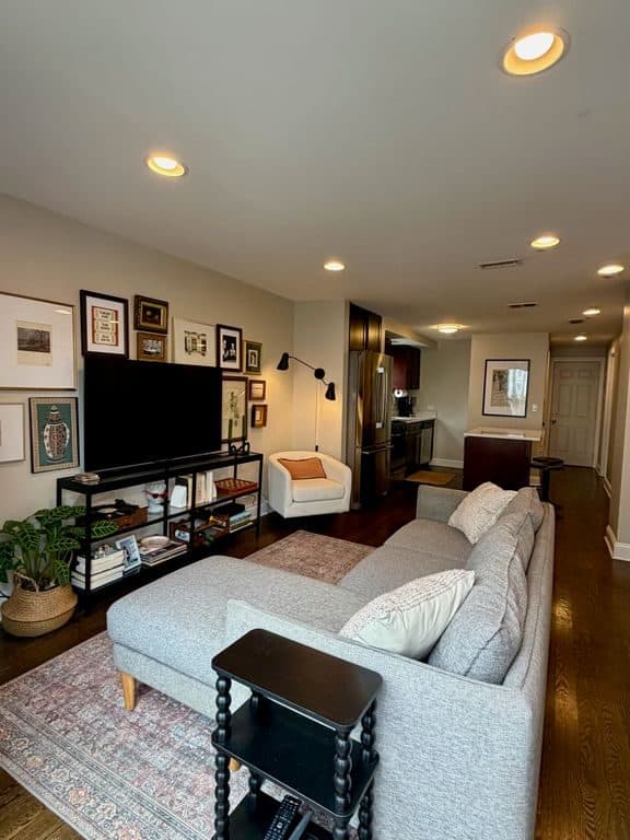 3 BR for rent — 3303 N Southport Ave APT 2R, Chicago 1