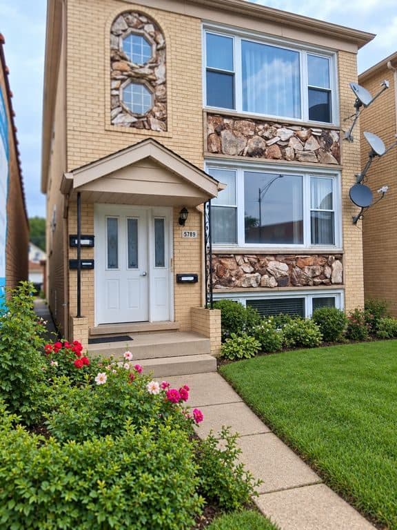 3 BR for rent — 5789 N Elston Ave #2, Chicago 1