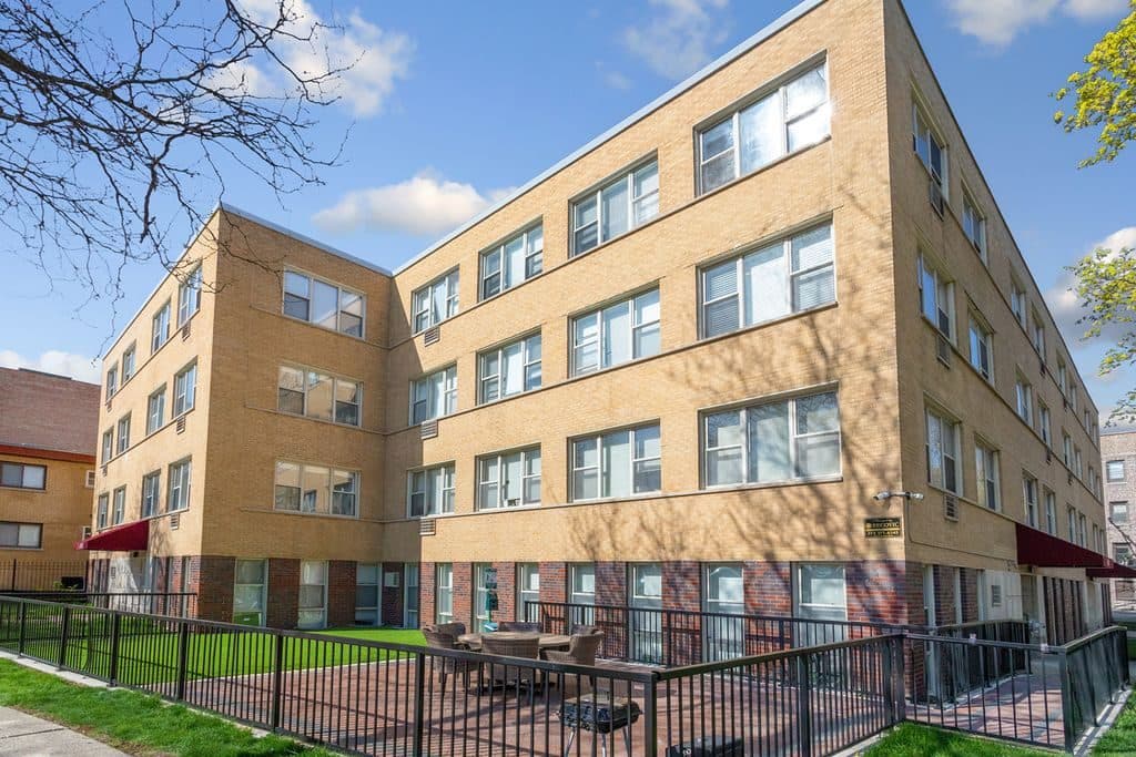 3 BR for rent — 1303 W Estes Ave, Chicago 1