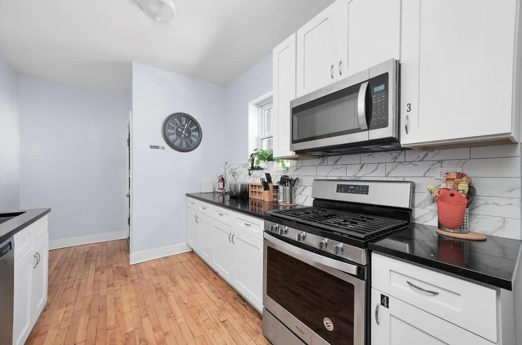 3 BR for rent — 3301 W Belle Plaine Ave #2R, Chicago 1