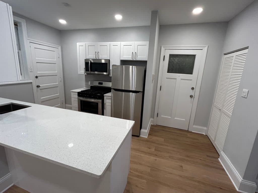 2 BR for rent — 1307 W Roscoe St APT 2, Chicago 1