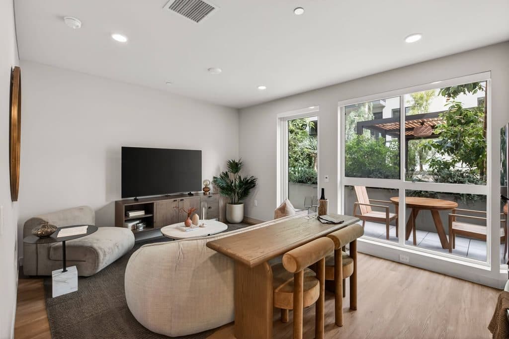 Studio for rent — 5420 W Sunset Blvd, Los Angeles 3