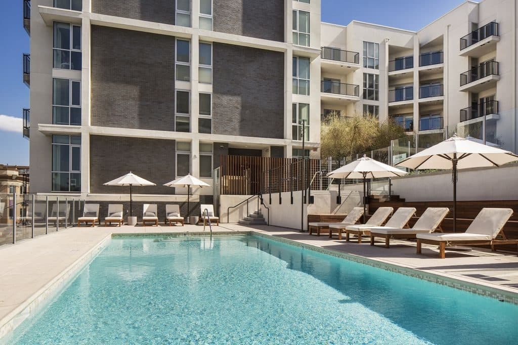 Studio for rent — 5550 Hollywood Blvd, Los Angeles 1