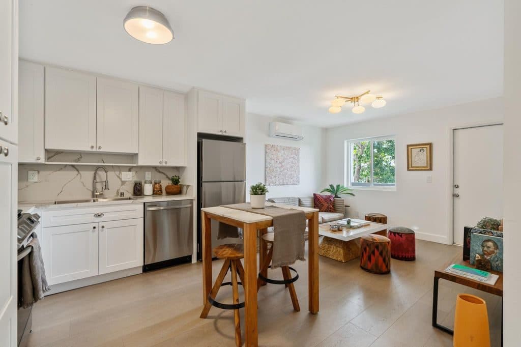 1 BR for rent — 2501 S West View St, Los Angeles 3