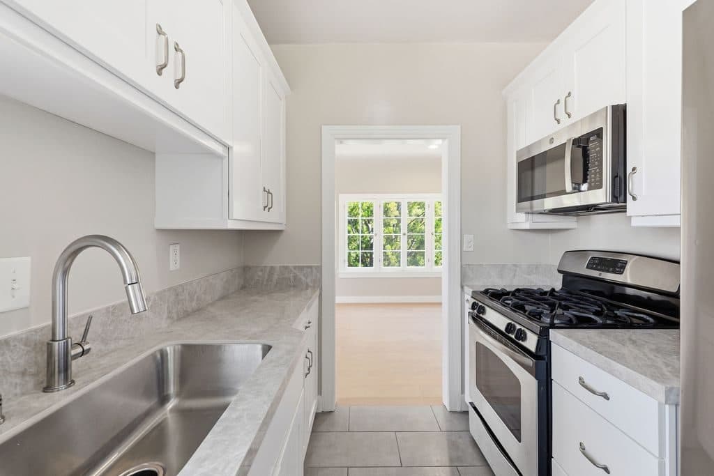 2 BR for rent — 5248 W Olympic Blvd, Los Angeles 1