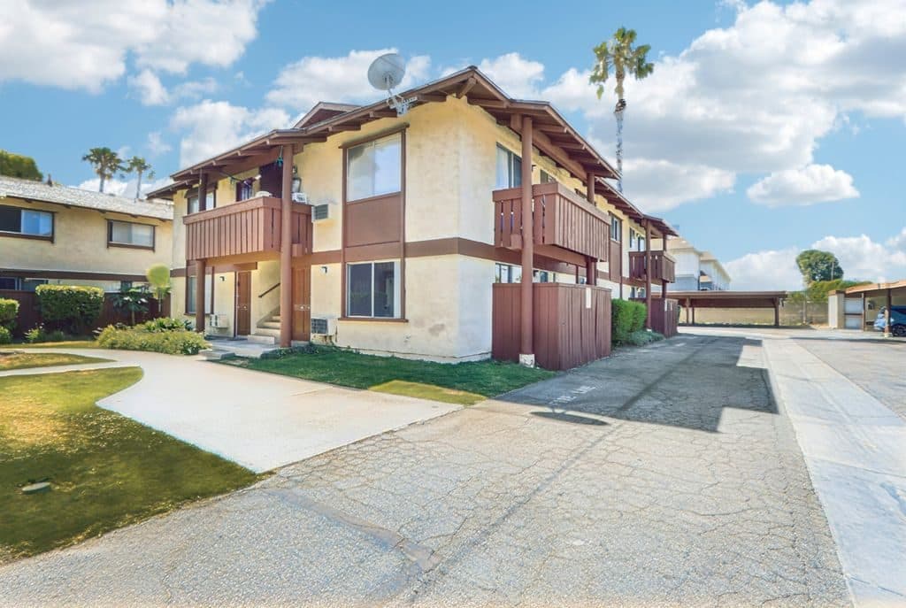 Studio for rent — 8521 International Ave, Canoga Park 2
