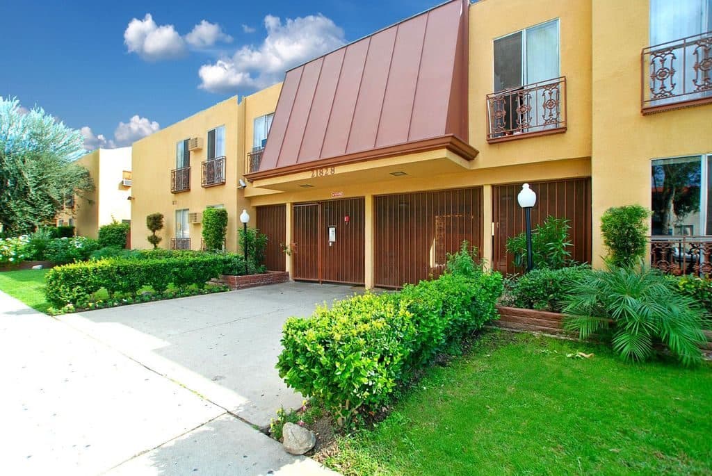 2 BR for rent — 21804-21812-2182 Roscoe Blvd, Canoga Park 1