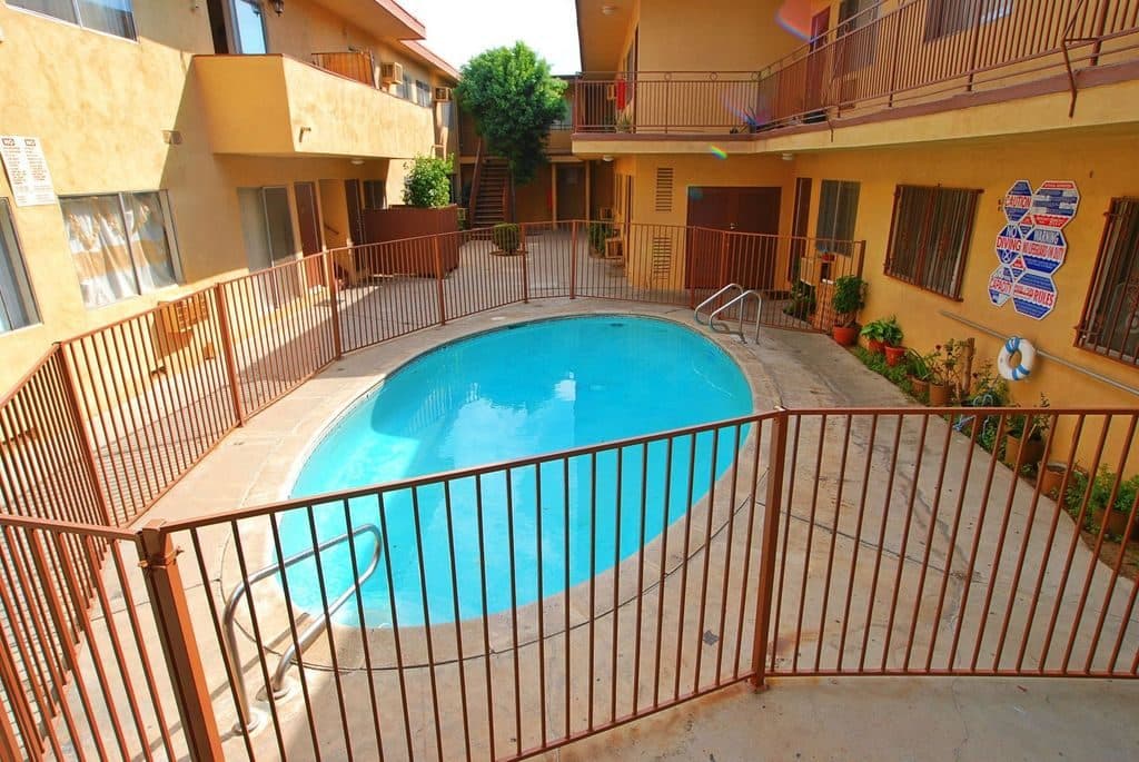 2 BR for rent — 21804-21812-2182 Roscoe Blvd, Canoga Park 2