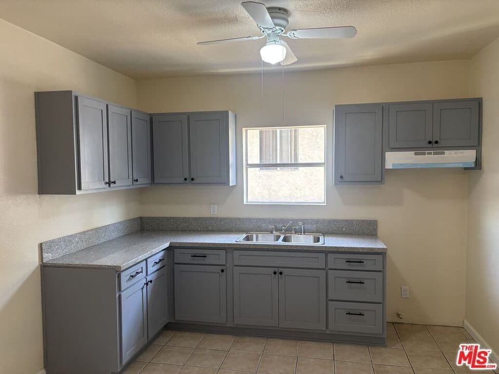 3 BR for rent — 163 E 35th St #165-1/4, Los Angeles 1