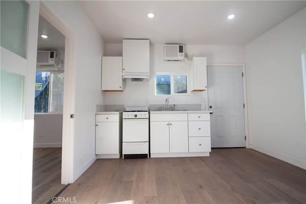 1 BR for rent — 432 S Saint Louis St, Los Angeles 3
