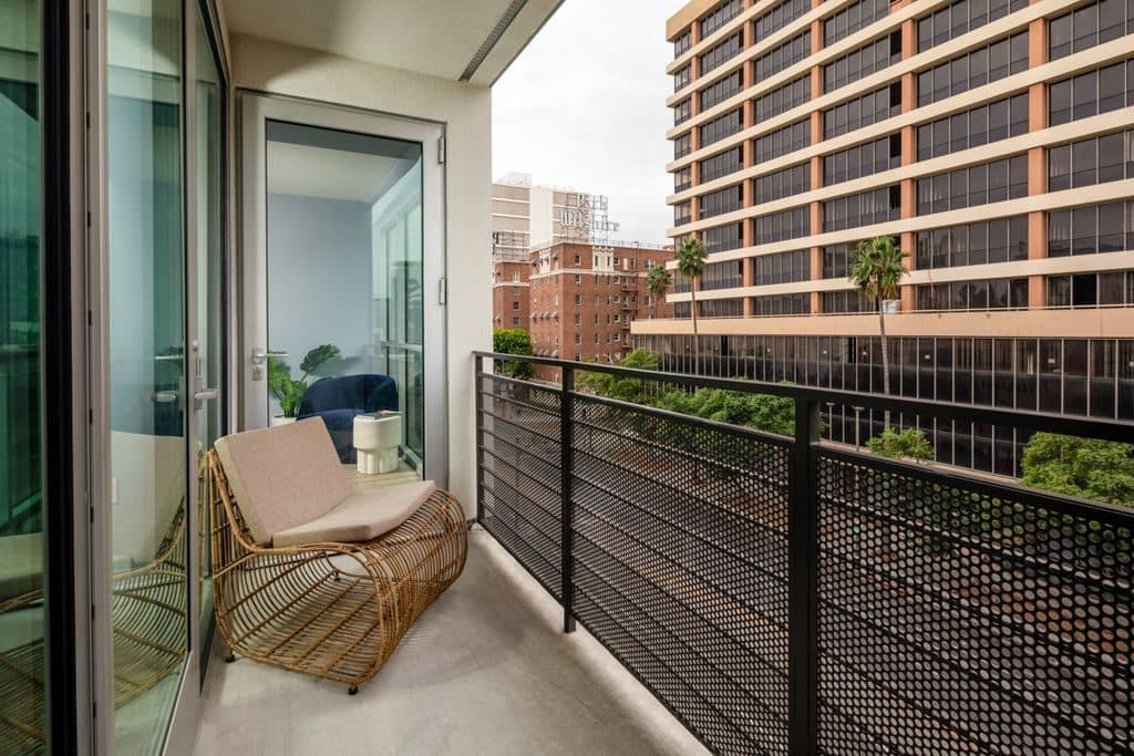 Studio for rent — 2525 Wilshire Blvd, Los Angeles 3