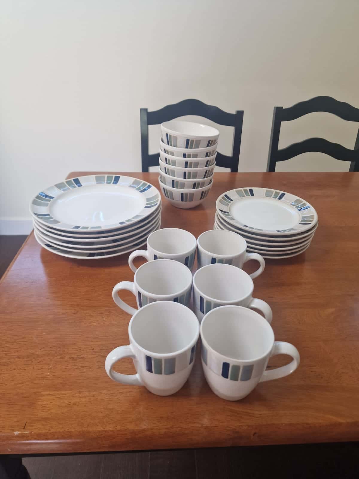 Dinnerware set : 6 plates (2 sizes), bowls and cups 1