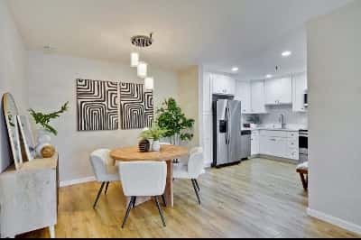 Female Roommate Wanted for Luxury Apt | San Antonio Caltrain 3