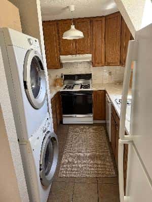 Room available Aug 15. in Downtown PA 3